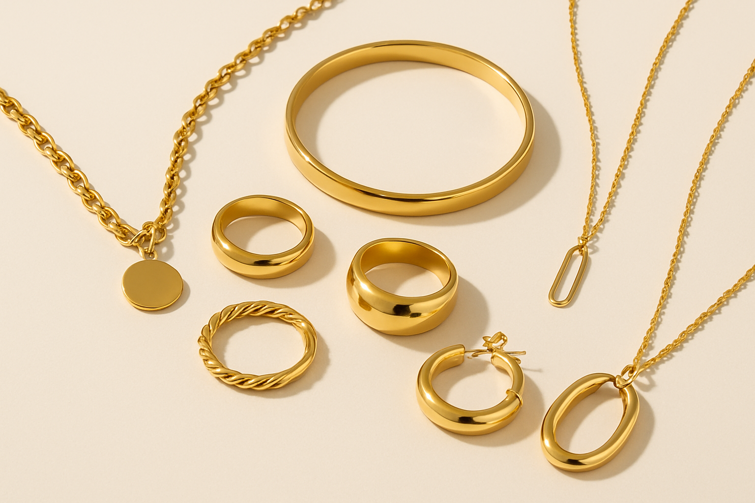 c'est une marque de bijoux en acier inoxydable doré, je veux voir des bijoux sur un fond clair, simple 